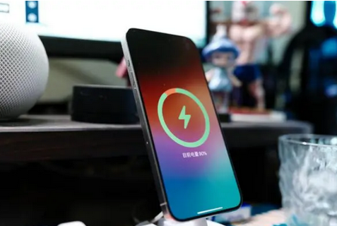固安苹果15换屏服务分享用什么充电器给iPhone15充电更好 